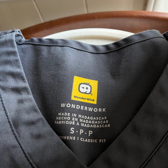 Wonder Wink Women’s Scrub Set Pewter Top Size “S” Bottom/Pants size “PM” - Picture 9 of 13